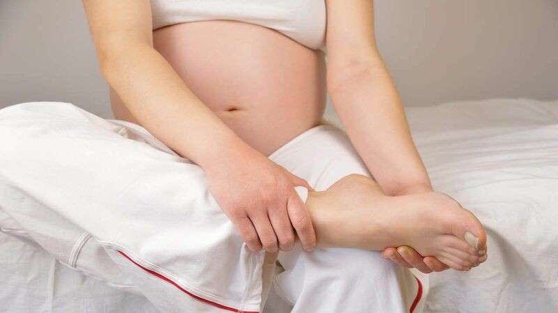 Mẹo giảm chuột rút khi mang thai, tê bì chân tay và ngủ ngon hơn trong 3 tháng cuối